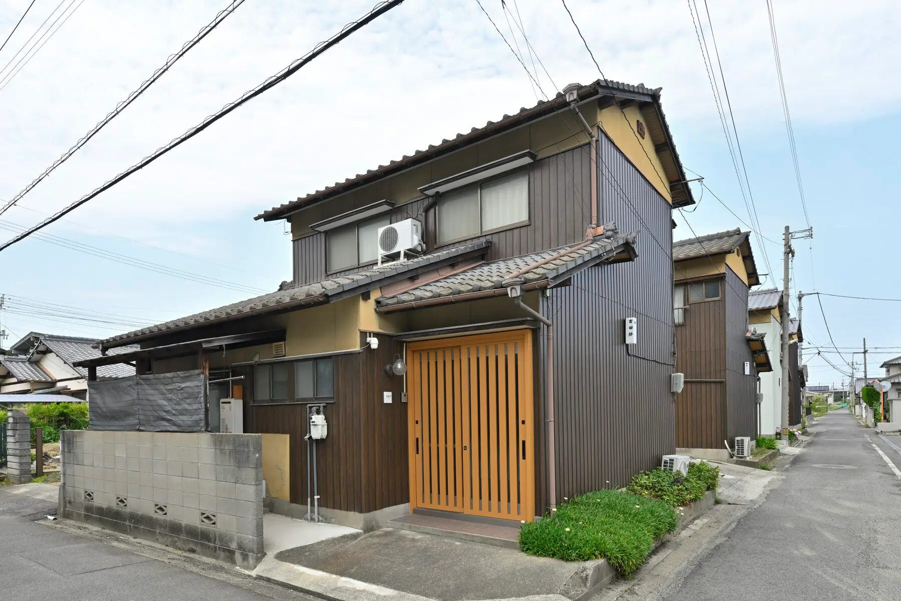久米町の通り。同じつくりの家が、並んでいる。